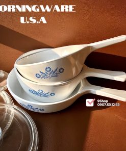 [Hiếm] Vintage Corning Ware - Blue Cornflower Casserole - [Bán lẻ] 01 Quánh/ Nồi Tay Cầm Thuỷ Tinh Chống Sốc Nhiệt Thượng Hạng 100% New Sản Xuất Tại: Mỹ Công Nghệ và Điều Phối: Mỹ Quy cách: Quý khách lựa chọn trong các phân loại Model P81B: Full dài 24cm - đường kính lòng 14.5cm x cao 6.5cm (500ml) - bán lẻ 1.050k Model P82B: Full dài 24.5cm - đường kính lòng 15.5cm x cao 7cm (750ml) - bán lẻ 1.150k Model P83B: Full dài 26.5cm - đường kính lòng 17.5cm x cao 5cm (750ml - bán lẻ 1.150k > Chống dính >Dùng được cho máy rửa chén >Dùng được cho vi sóng + Lò nướng >Tay cầm phụ >Không chứa PDOA >Thân thiện với môi trường >PFAS Free === - Nồi thủy tinh Corning Ware được làm từ chất liệu thủy tinh có độ bền cao, có thể chịu được sốc nhiệt khi thay đổi môi trường nóng, lạnh đột ngột. Bạn có thể sử dụng nồi để đun nấu ngay khi vừa lấy ra từ ngăn đá mà không ảnh hưởng đến chất lượng sản phẩm. - Sản phẩm có khả năng giữ nhiệt tốt, điều này rất lợi cho việc đun nấu vì bạn chỉ cần tốn một lượng nhiệt ít mà vẫn đảm bảo được độ chín tới của thực phẩm. Bạn nên để nồi nóng dần lên từ từ bằng cách giữ lửa nhỏ hay vừa tránh việc thức ăn bị cháy và giúp tiết kiệm nhiên liệu hiệu quả. - Xung quanh nồi có in hoa văn đẹp mắt. Hoa văn không bị phai màu sau nhiều năm sử dụng, đáp ứng được tiêu chuẩn của FBA của Hoa Kỳ về tính không độc của hoa văn trang trí. - Nồi thủy tinh Corningware được nhiều khách hàng ưa chuộng nhờ được làm từ chất liệu cao cấp, chịu nhiệt tốt, sử dụng được trong lò vi sóng và máy rửa chén. Sản phẩm không chứa chì hay tương tác hóa học với thức ăn trong quá trình sử dụng, đảm bảo an toàn sức khỏe cho gia đình bạn. An toàn sử dụng: Tất cả thủy tinh và vật liệu gốm thủy tinh đều có thể bể vỡ, nên vui lòng cẩn thận khi sử dụng. Không dùng nồi Corningware để chiên. Không dùng cho bắp rang bơ, thắng đường hay nấu kẹo. Không đặt nồi Corningware trống vào lò microwave. Đặt nồi Corningware nóng lên miếng lót vì sức nóng của nó có thể làm hư bề mặt tiếp xúc. Không sử dụng nắp đậy Pyrex trong lò nướng hay lò điện. Không đặt nắp đậy Pyrex đang nóng lên bề mặt lạnh và ẩm ướt, hay cầm bằng miếng vải ướt. ===
